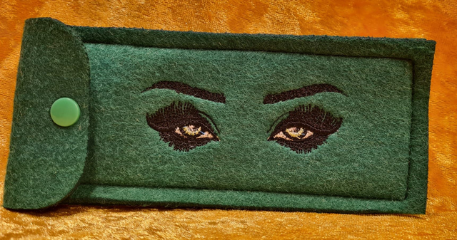 Brillenetui aus Filz verschiedene Farben / Stickmotive