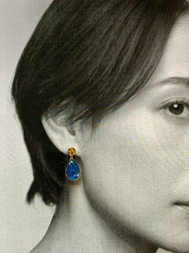 Bleues : boucles d'oreilles clous (dorées)