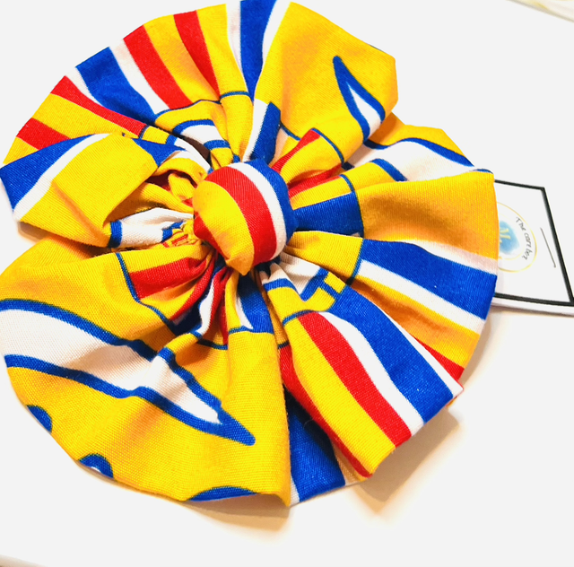 Kleurrijke Kente Haarbloem met Elastiek – Handgemaakte Afrikaanse Haaraccessoire van 100% Katoen