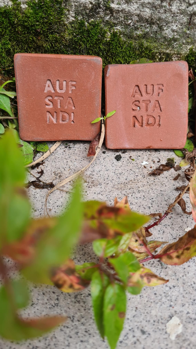 Sprüchefliese "Aufstand" klein, braun