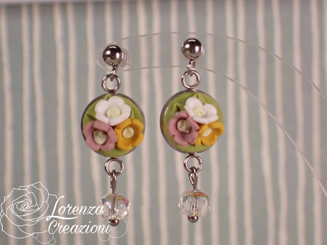 Orecchini pendenti floreali con trio di fiori e piccola perlina, bianco, rosa antico e giallo papaya