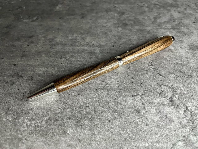 Stylo en bois de noyer 