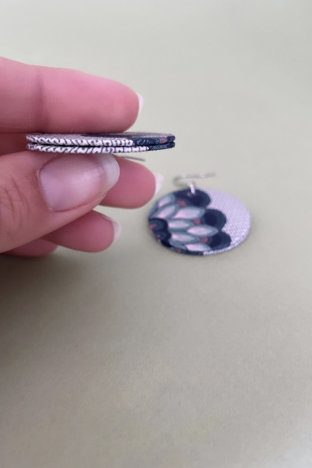 Boucles d'oreilles carton et tissu imprimé de forme ronde, collection « lotus » - tons beige, vert et noir.