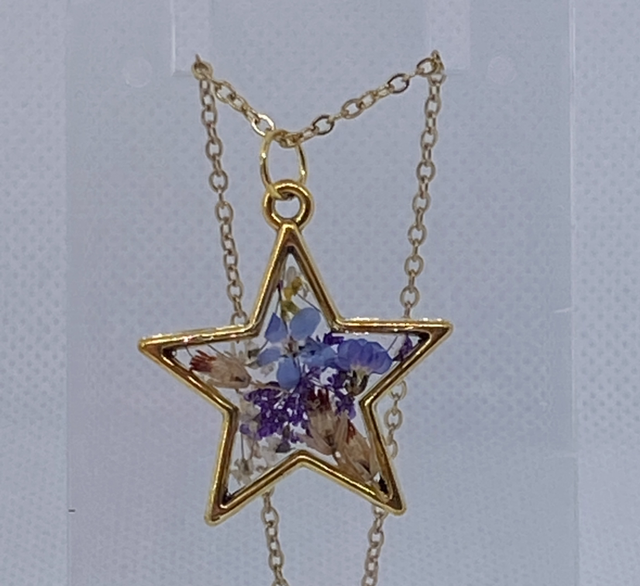 Gold star necklace with real flowers 