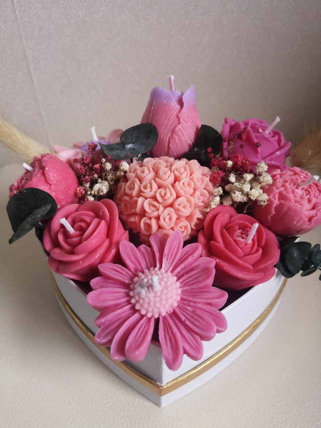 Composition 9 fleurs , contenant en forme de cœur 