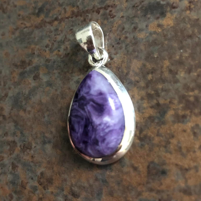 Pendentif en argent et Charoïte