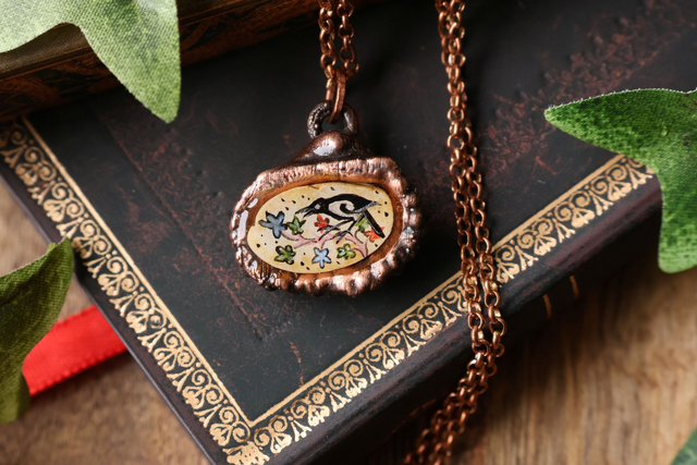 médaillon coquillage Pie médiéval –  peint à la main - Cuivre 