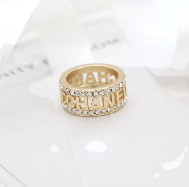 Bague CH doré avec strass