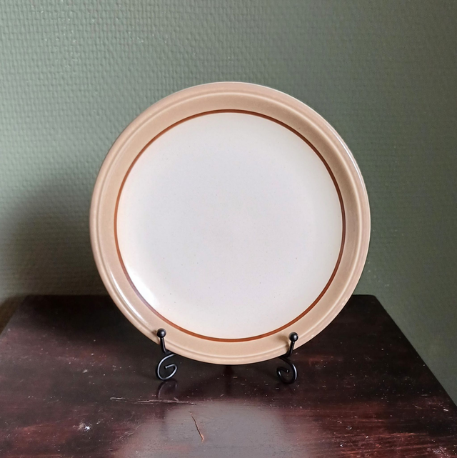 Biltons | Rond  bordje  taartbord  gebakschoteltje  (diameter 16,5 cm | hoogte 2,0 cm) crème met dunne roodbruine bies | Vintage