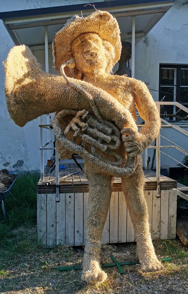 12. Tuubisti. Käy ahonlaitaa, ilman paitaa -veistos