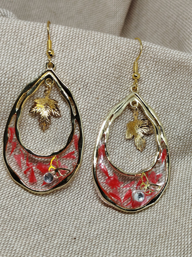 Boucles d'oreilles Ella en fleurs résinées coloris rouge