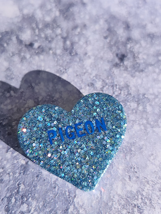 Broche cœur à paillettes - message : PIGEON