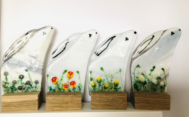 Gazing hare / rabbit with stand 