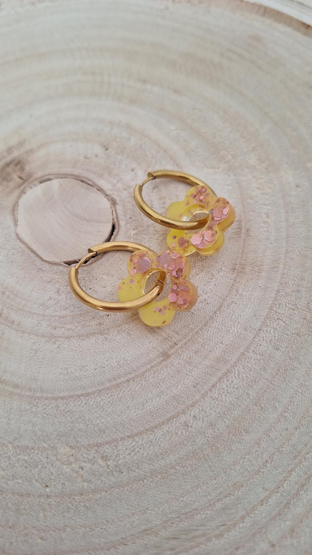 Boucles d&#039;oreilles créoles fleurs jaune/paillettes holographiques 