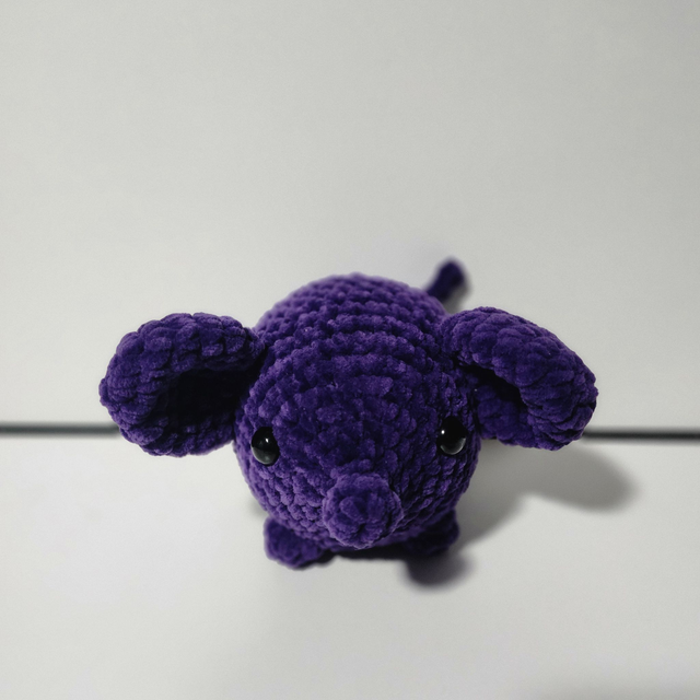 Petit éléphant violet