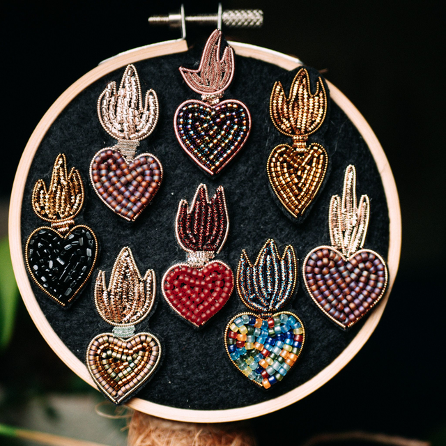 Broche Cœur Sacré — Broderie d’or