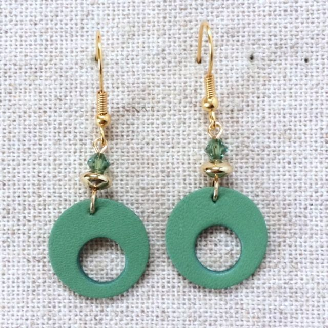 Boucles d’oreilles « Octave » dorées, cuir vert lichen