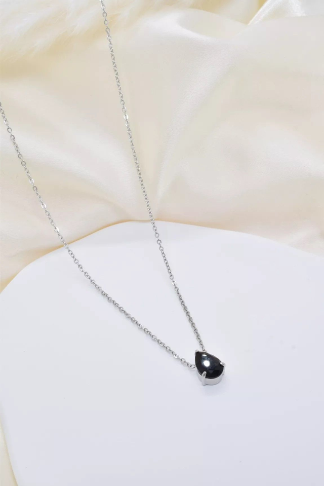 COLLIER  couleur Argentée et Pierre Noire 