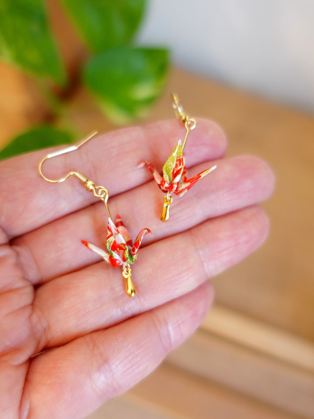 Boucles d&#039;oreilles origami grues, oiseaux / INOX doré / Papier japonais washi / Rouge, vert, or /
