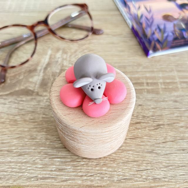 Boîte à dents de lait souris sur sa fleur rose poudré