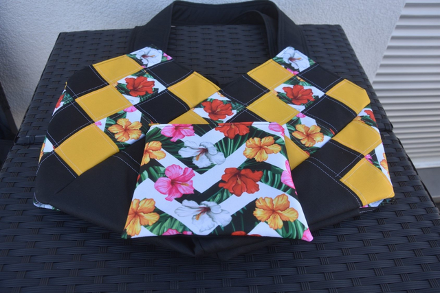 Shopper- und Badetasche mit Wasserabweisenden Stoff inkl. separates Täschchen mit Hibiskusblüten