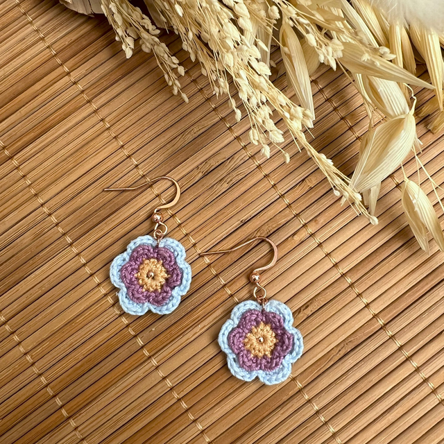 Boucles d’oreilles fleurs Corolles ~ M ~ Ocre / Violet / Bleu