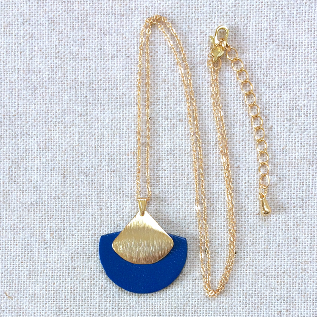 Collier « Cymbales » doré, cuir bleu outremer