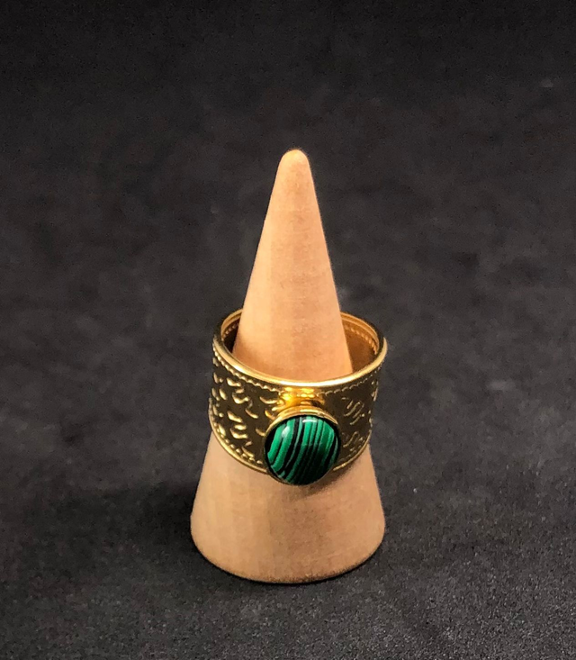 Bague en métal et malachite 