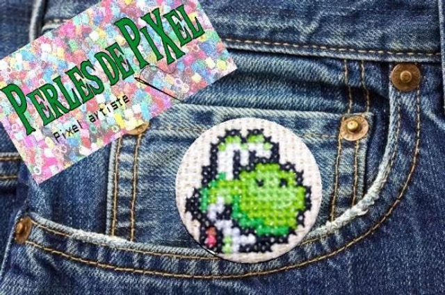 Y0shi tête Badge ou porte clé brodé à la main pixel art 