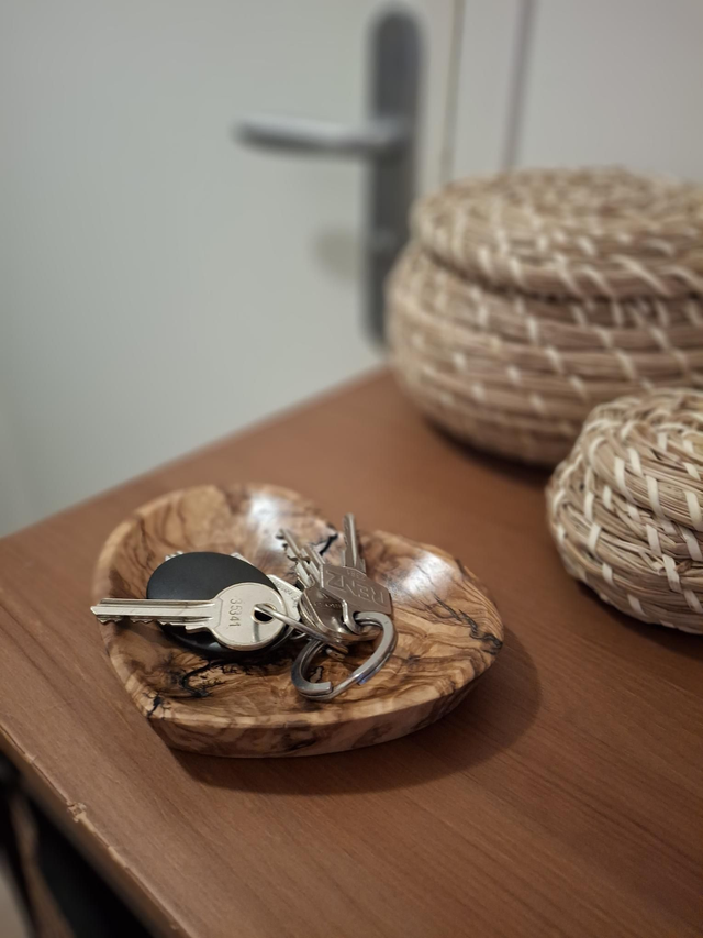 Vide-poche cœur en olivier gravé