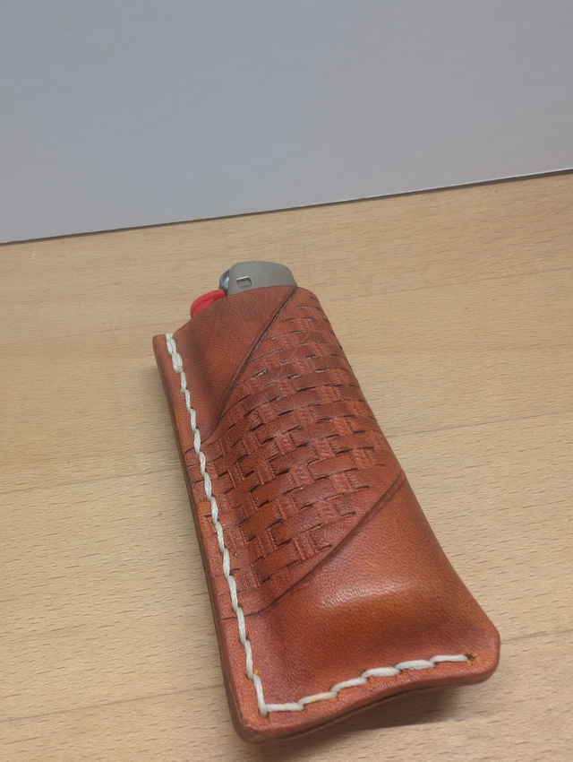 Etui à briquet motif tressage.