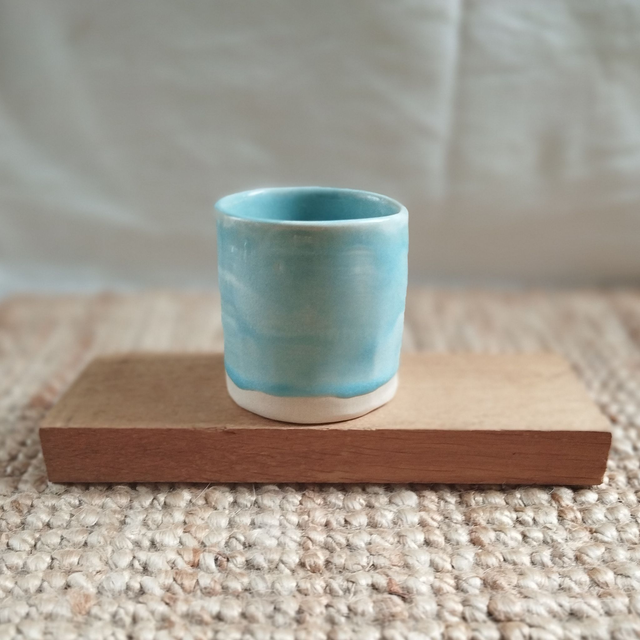 Tasse sans anse, argile blanc, émail aquamarine