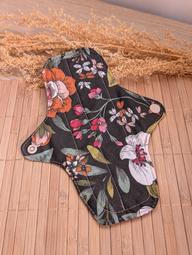 Serviette hygiénique lavable marron, grosses fleurs