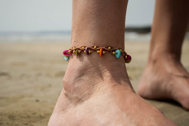 Bracelet de cheville en micro-macramé noisette et chips de nacre