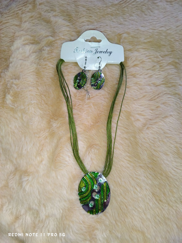 Parure graphique verte – Collier &amp; boucles d’oreilles assorties