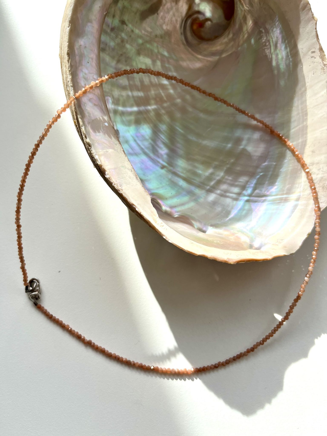 Deep Connection - Deine Aprikosen Mondstein Kette