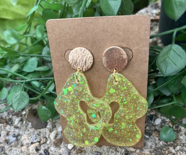 Boucles d’oreilles résine jaune à paillettes et doré