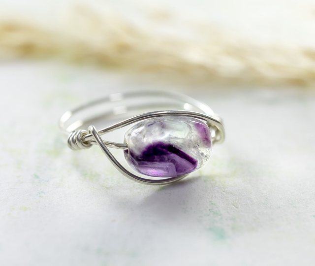 Anillo de hilo de plata de Ley con cuarzo amatista
