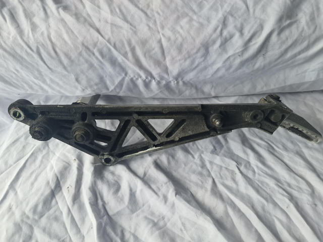 Platine repose pied gauche