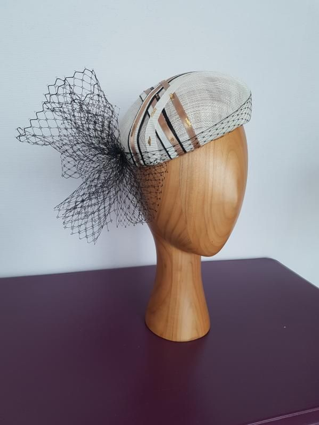 Bibi en sisal blanc, rehaussé de rubans de satin et gros-grain