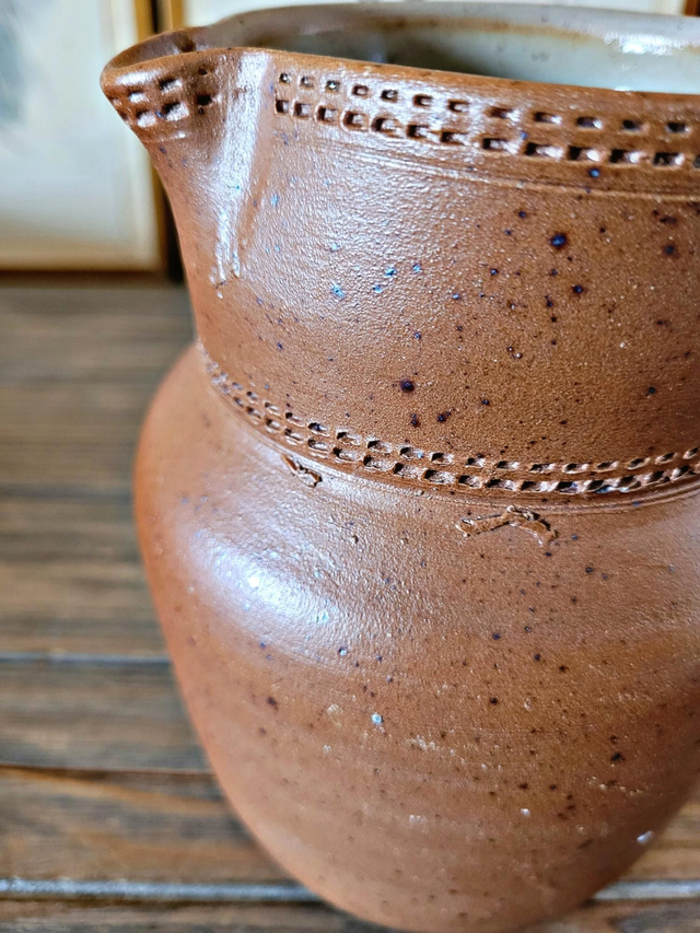 Cruche ou pichet vintage en grès marron