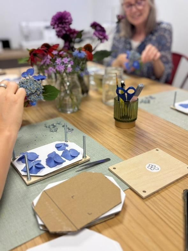 Atelier pressage de fleurs et création d'herbier 