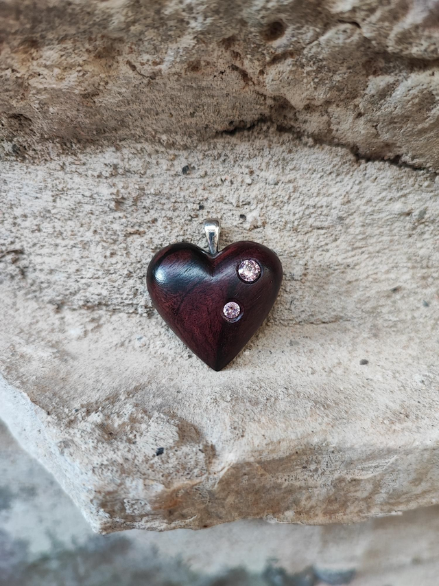 Pendentif Coeur en Bois de Racine de Narra Mauve, Oxydes de Zirconium et Argent
