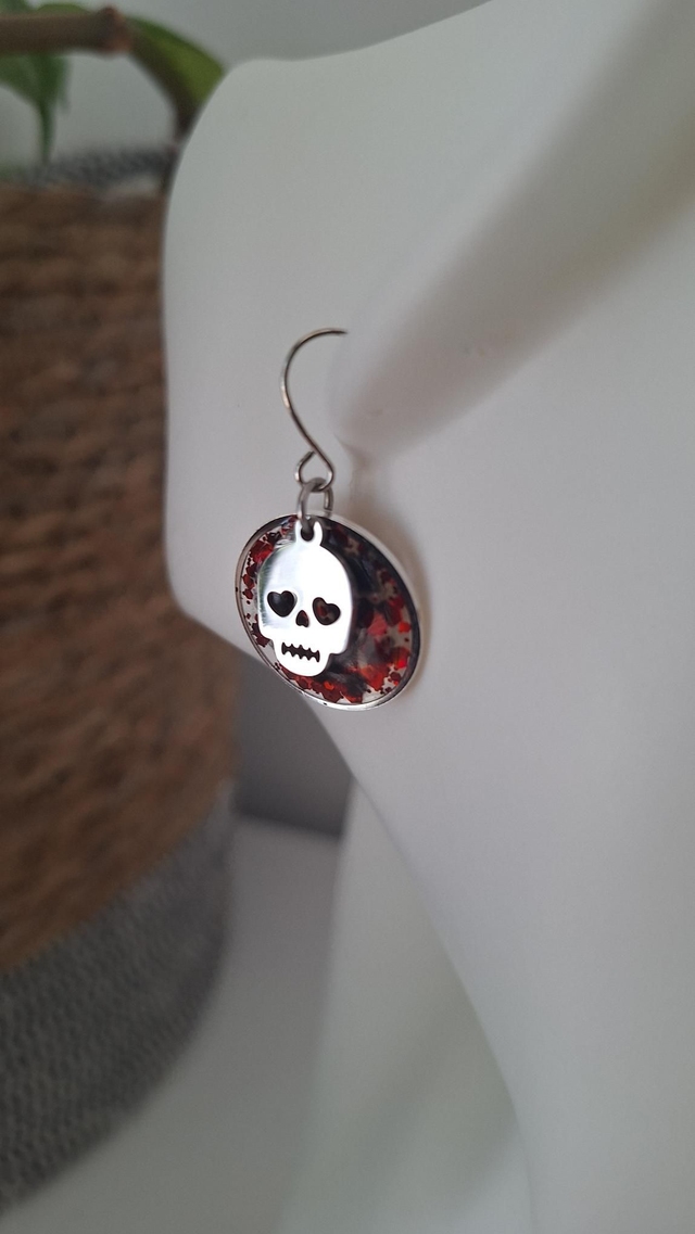 Boucles oreilles crâne Halloween argenté/noire/paillettes rouges 