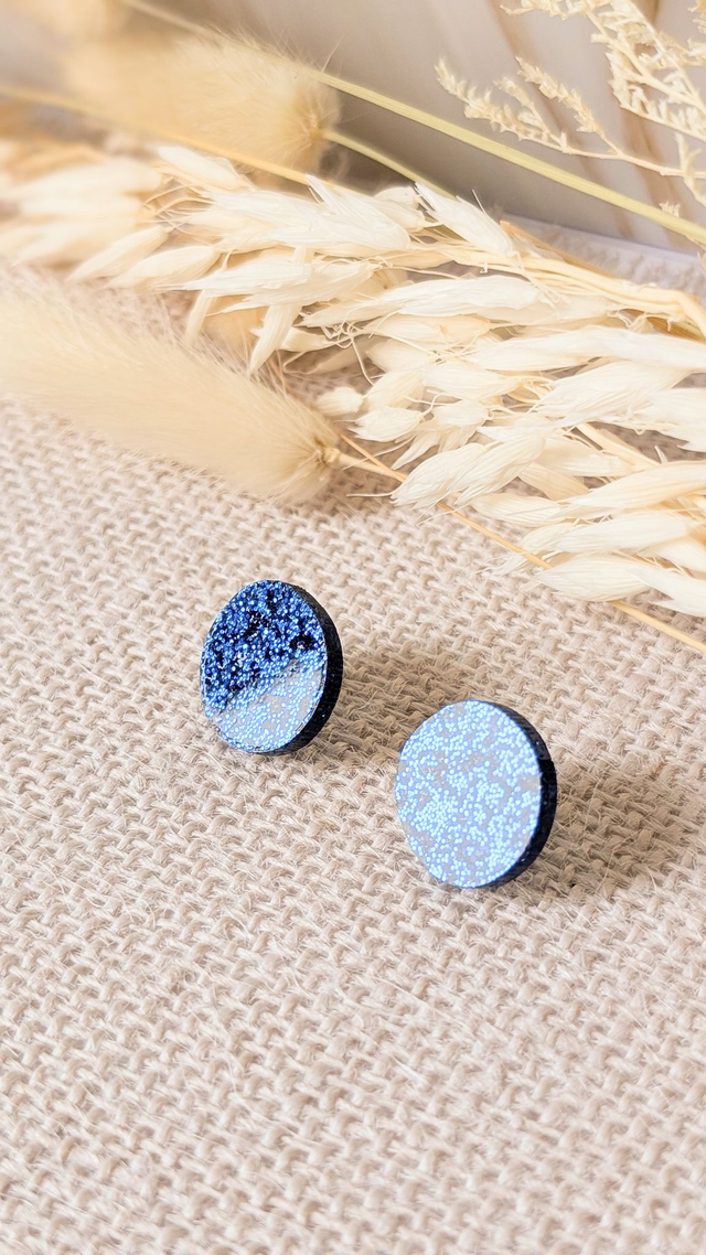 Petites boucles rondes asymétriques bleues pailletées