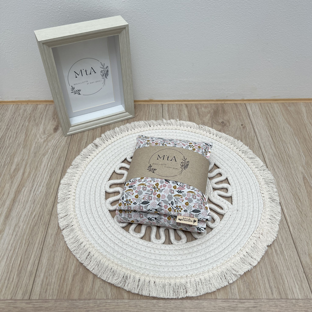 Bouillotte Allongée Fleurie sur fond blanc