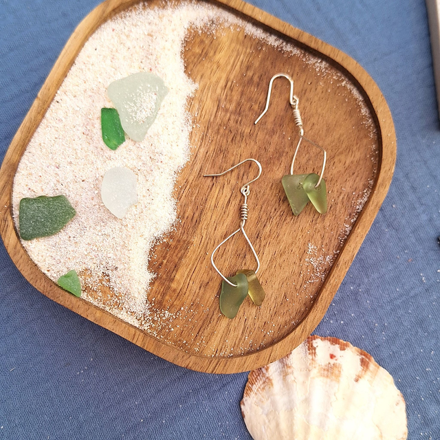 Rivage vert olive - boucles en argent et verre marin