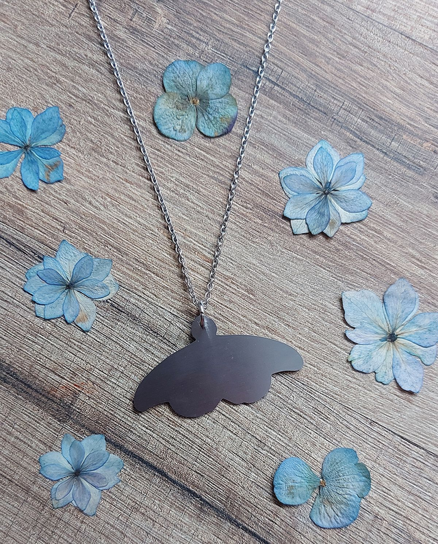 Le papillon - Collier insecte stellaire en métal gravé