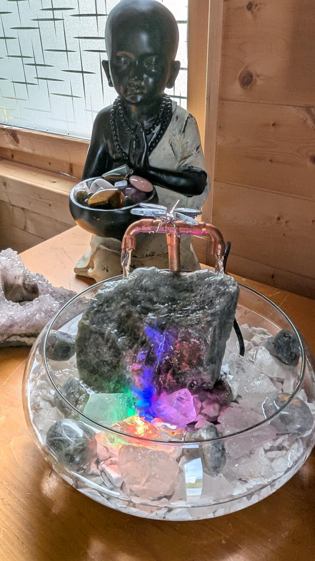 Fontaine de Labradorite, Quartz et Howlite.Libellule en Calcite bleue.