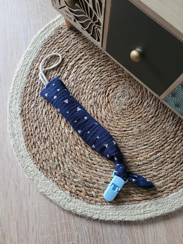Attache tétine Triangles bleus 